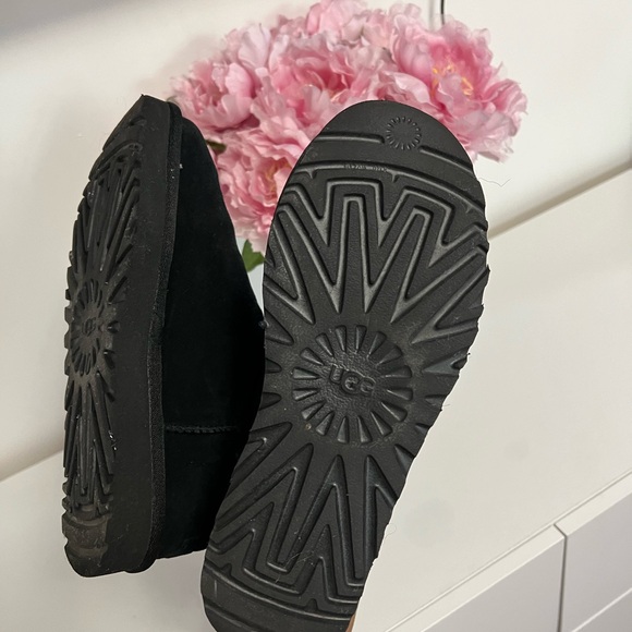 UGGS - Picture 6 of 6
